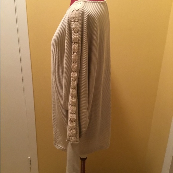 Nora Cora Bat Wing top with lace detail on arms NWT - Picture 5 of 13